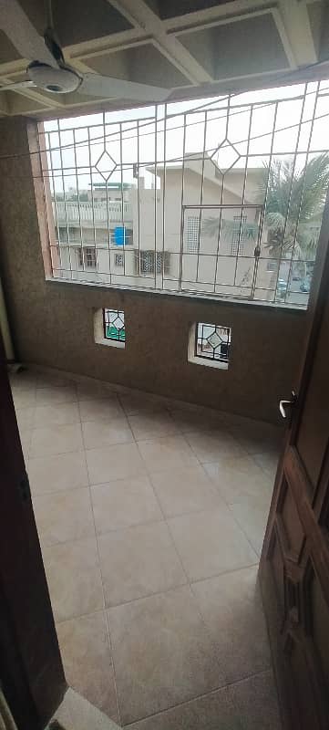 FIRST FLOOR 3 BED DD AVAILABLE FOR SALE IN ADAMJEE NAGAR B BLOCK. . OPPOSITE PARK. . . T LOCATION . . WITH GARAGE AND ROOF 4