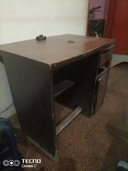 Computer table available in very good condition 0
