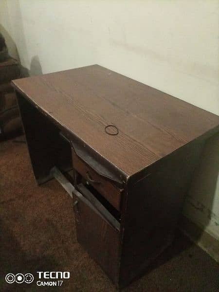 Computer table available in very good condition 1