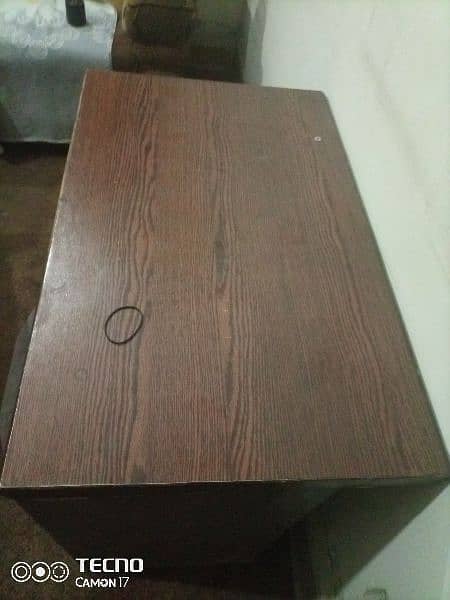 Computer table available in very good condition 2