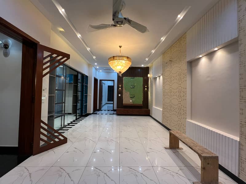 10 Marla Luxurious House Near To Park, Ring Road 1