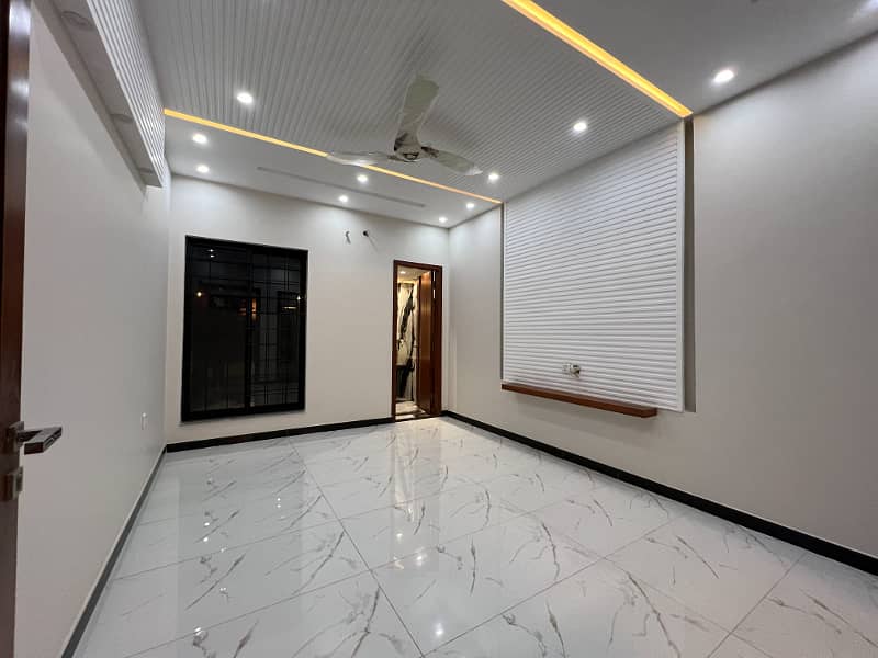 10 Marla Luxurious House Near To Park, Ring Road 5