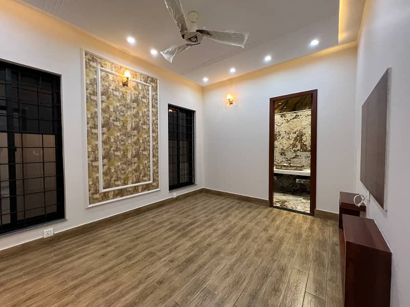 10 Marla Luxurious House Near To Park, Ring Road 7