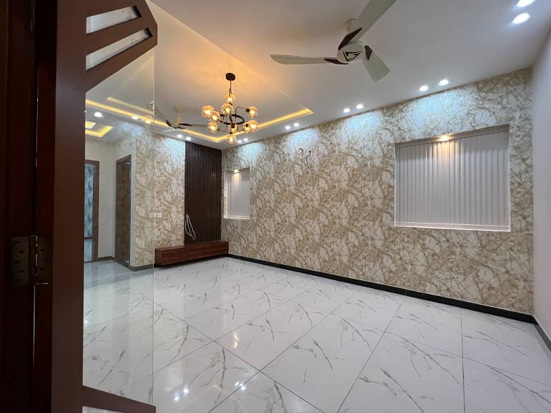 10 Marla Luxurious House Near To Park, Ring Road 9