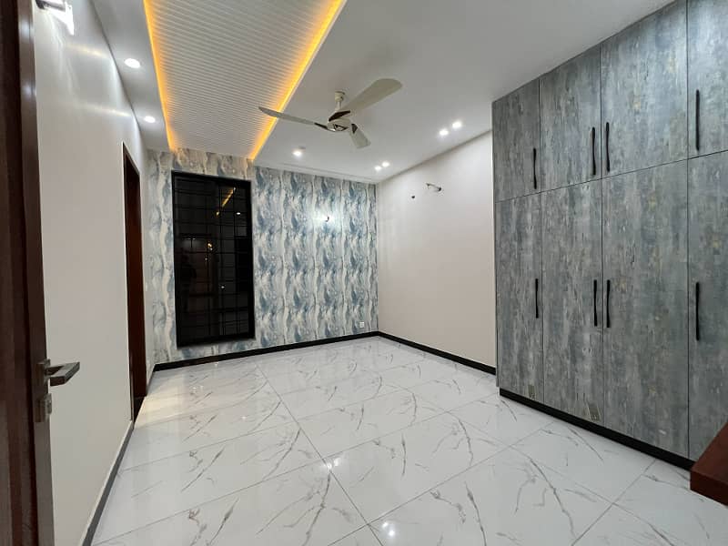 10 Marla Luxurious House Near To Park, Ring Road 10