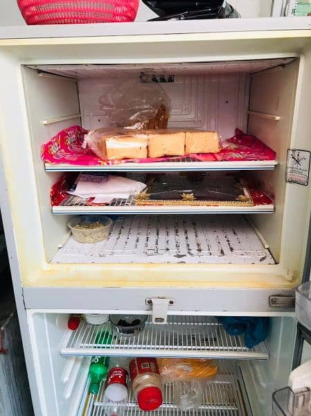 Dawlance fridge for sale condition 10 by 8 hai 2