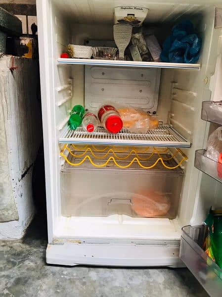 Dawlance fridge for sale condition 10 by 8 hai 3