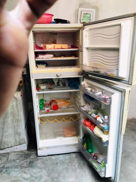 Dawlance fridge for sale condition 10 by 8 hai 6