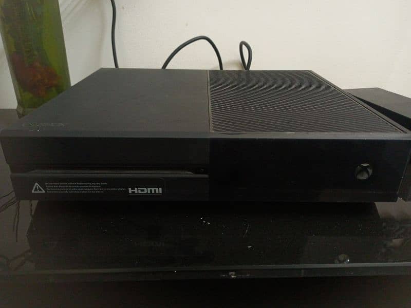 XBOX One 500 GB along with 5 discs 1
