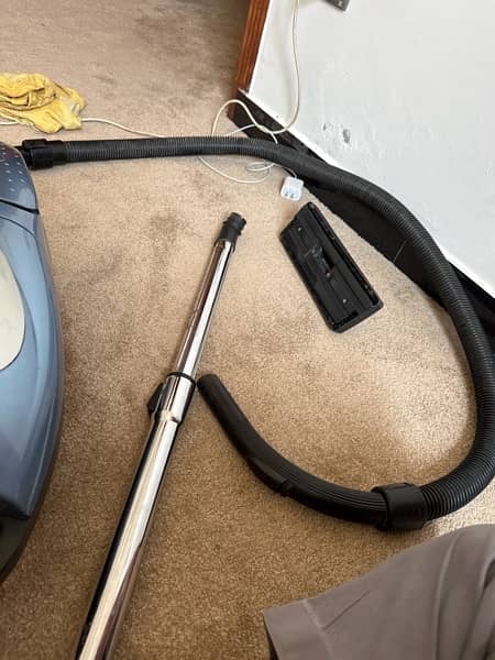 vacuum cleaner for sale condition is good 2