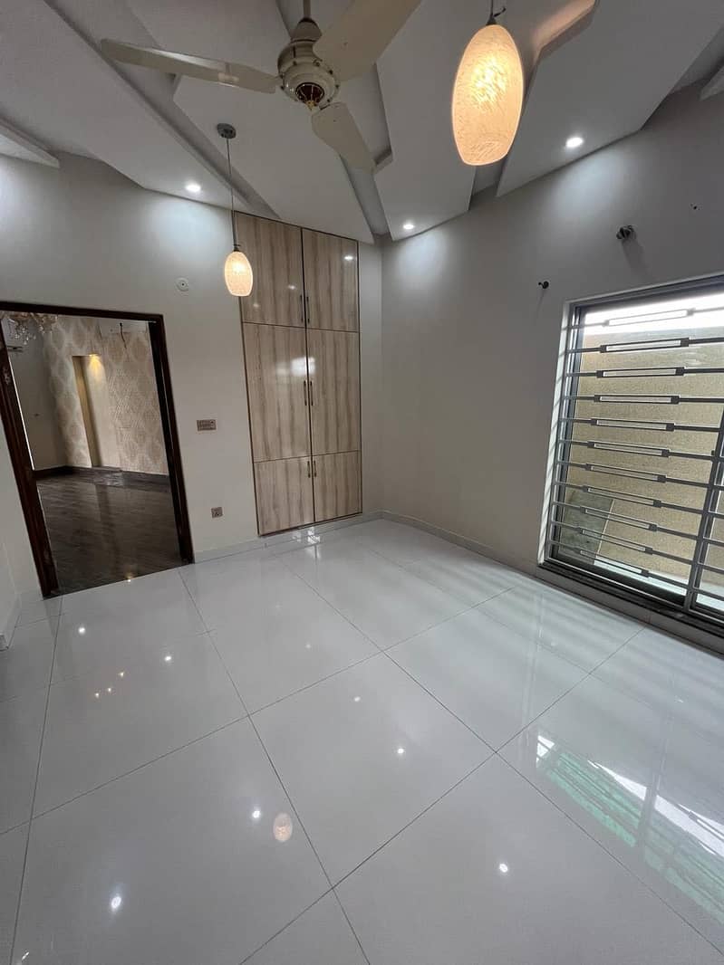9 Marla Best condition House for sale in paragon society gas avaliable 10