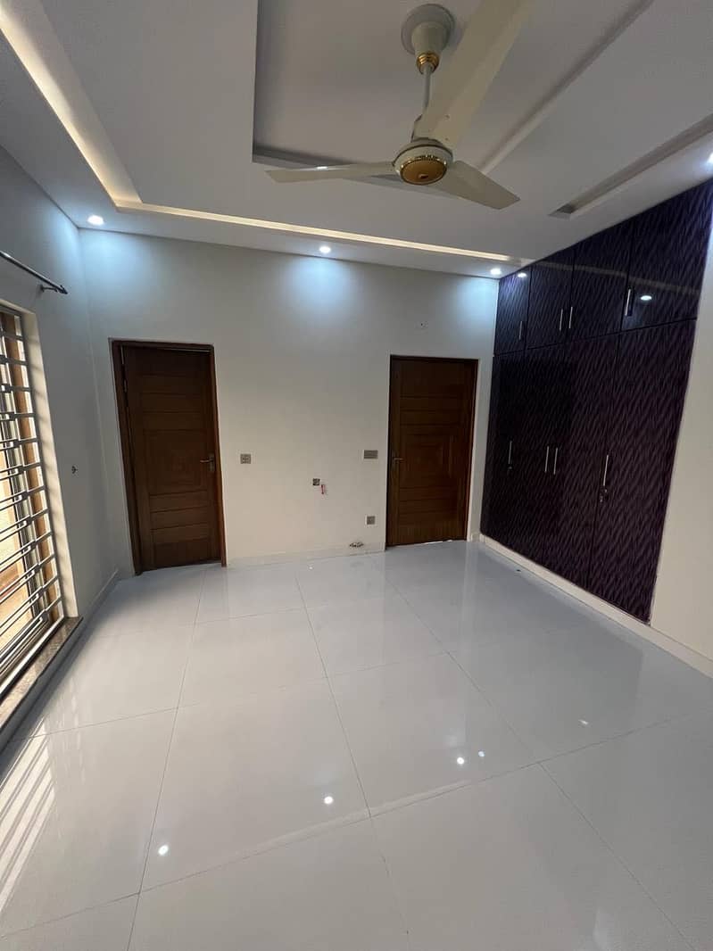9 Marla Best condition House for sale in paragon society gas avaliable 17