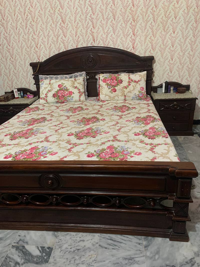 Double bed with mattres/side Drawers and dressing Table 2