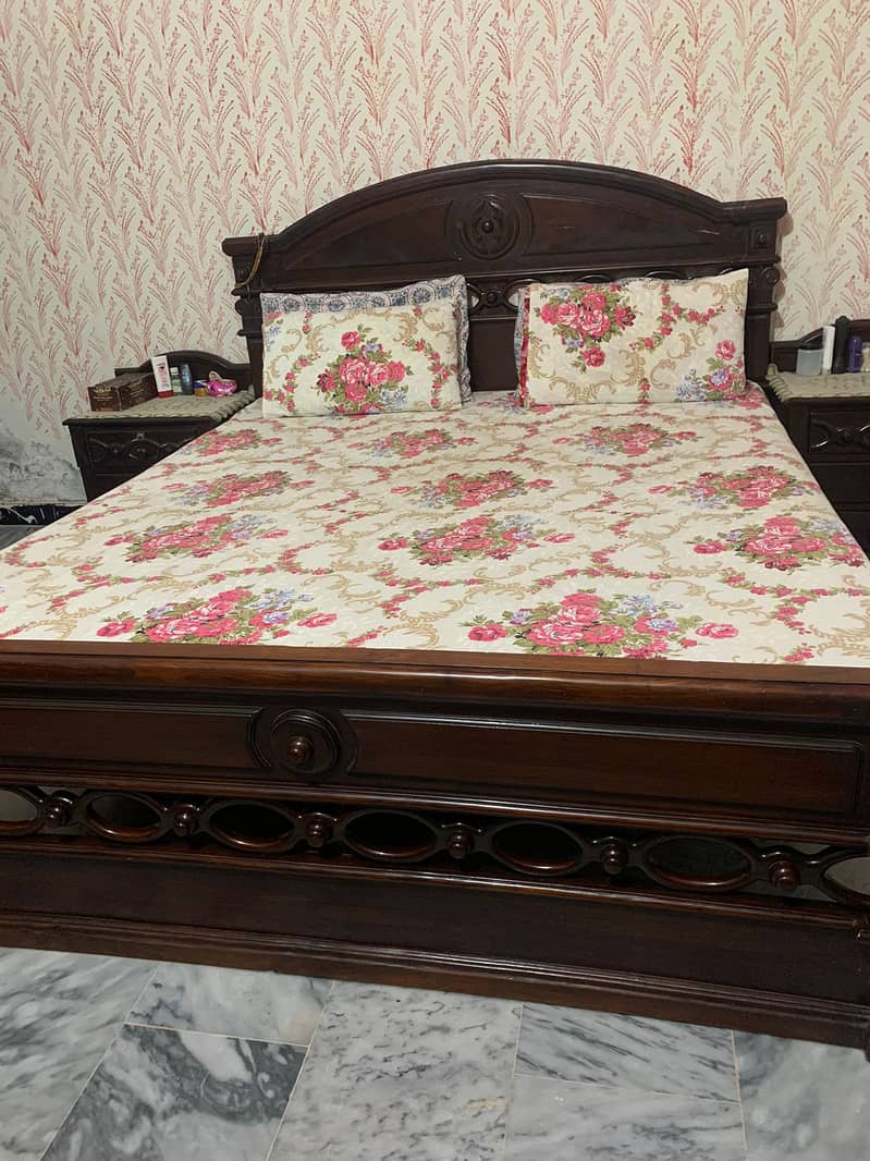 Double bed with mattres/side Drawers and dressing Table 4