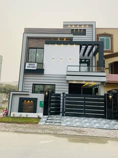 8 Marla House Available For Rent In Sector B Bahria Town Lahore