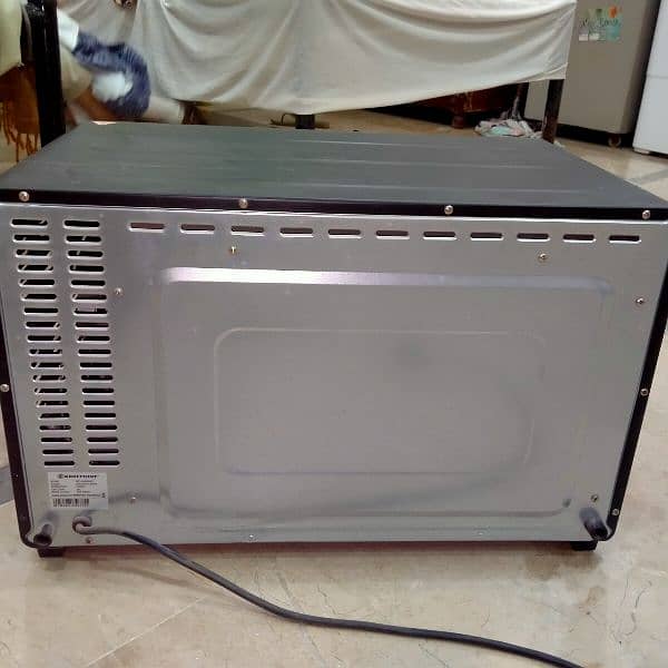 oven for sale 4 month use only bilkul new ha rabta number 03217598875 1