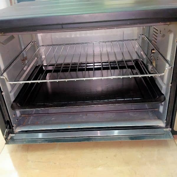 oven for sale 4 month use only bilkul new ha rabta number 03217598875 4