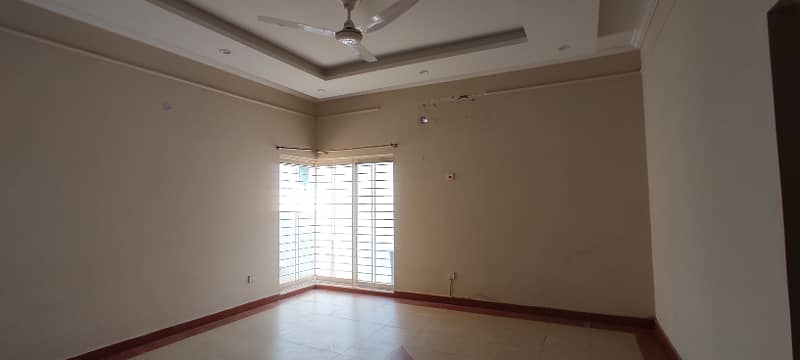 3 Bed 1 Kanal Upper Portion Available For Rent 9