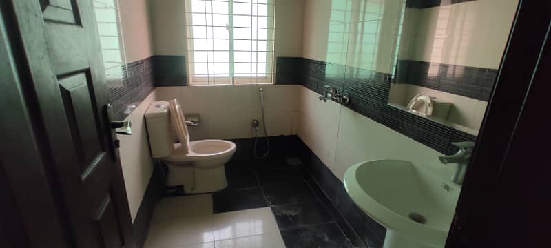 3 Bed 1 Kanal Upper Portion Available For Rent 12