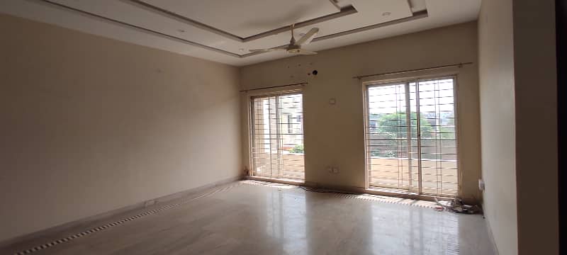 3 Bed 1 Kanal Upper Portion Available For Rent 16