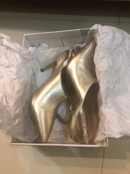 branded heels 0