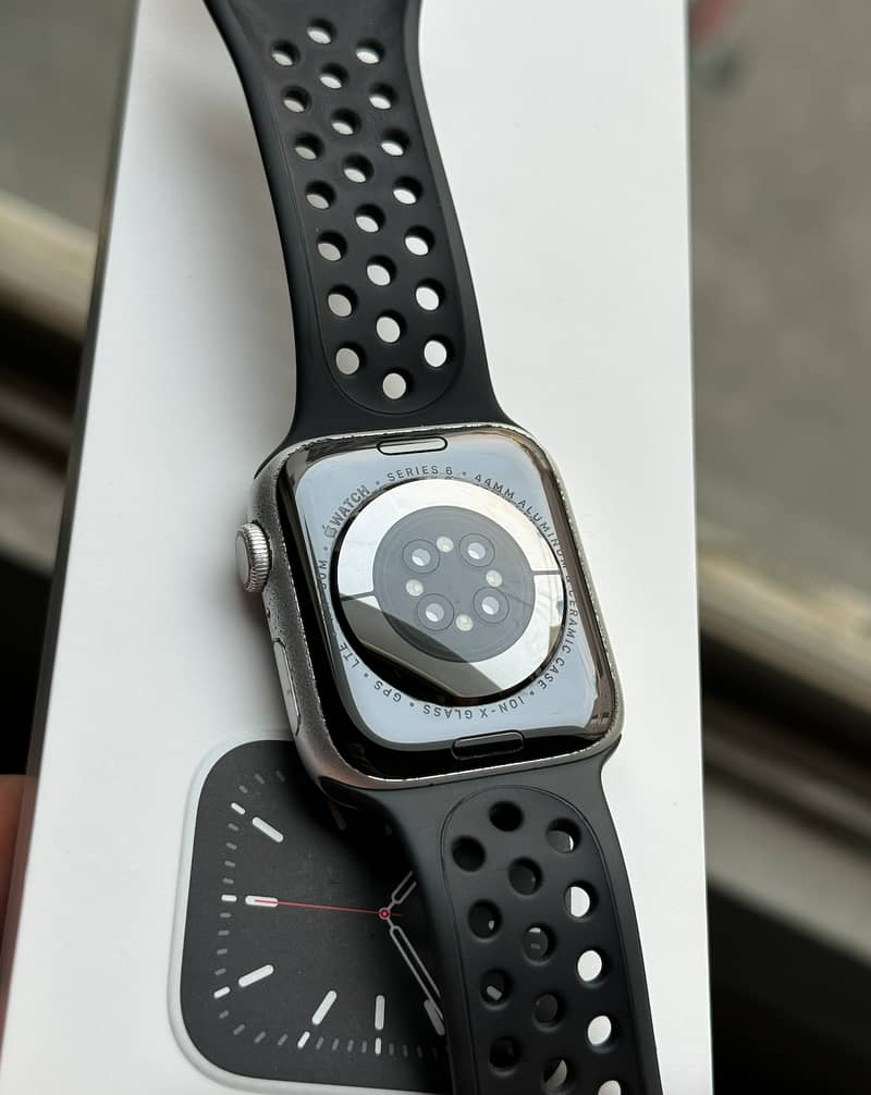 Apple Watch Series 6, Aluminum 44mm (GPS + Cellular) 1