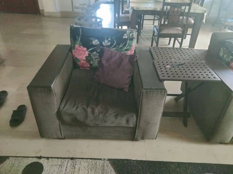 7 seater sofa set for sale and carpet. 4