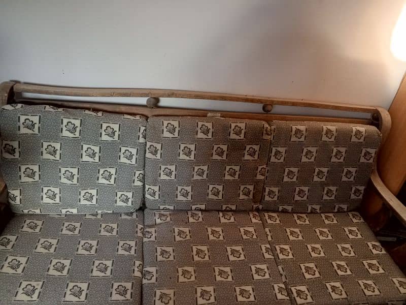 5 seater sofa with free table 3