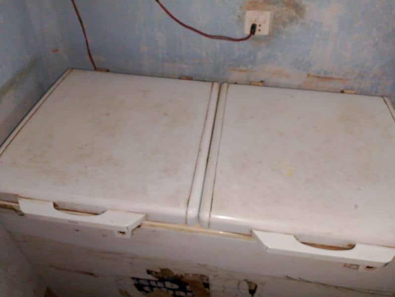 I am selling my d freezer brand new condition first hand use 1