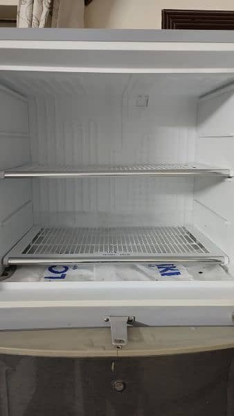 dawlance fridge in good condition 3