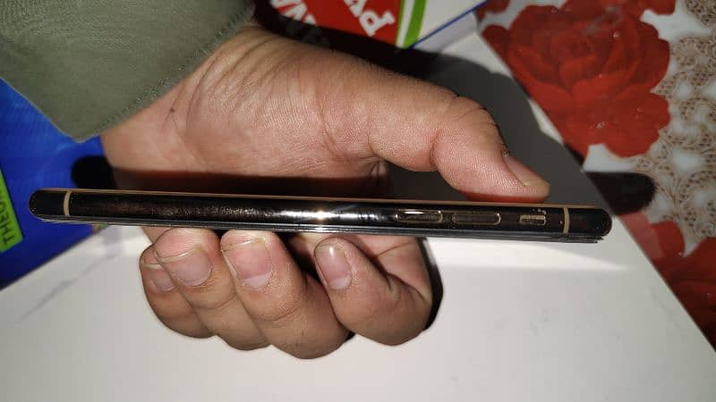 I phone Xs 64 
Condition 10/10 Battery Health 77% Service. 2