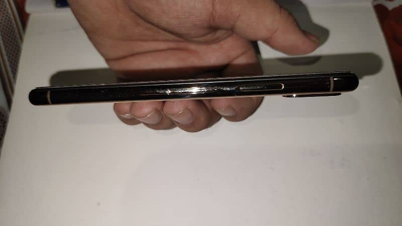I phone Xs 64 
Condition 10/10 Battery Health 77% Service. 3