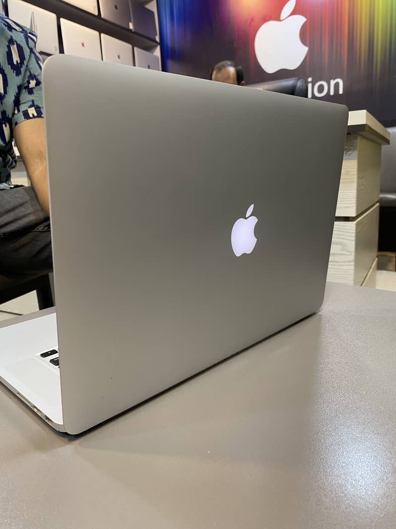 Macbook pro 2015 15 inch 16/512 4