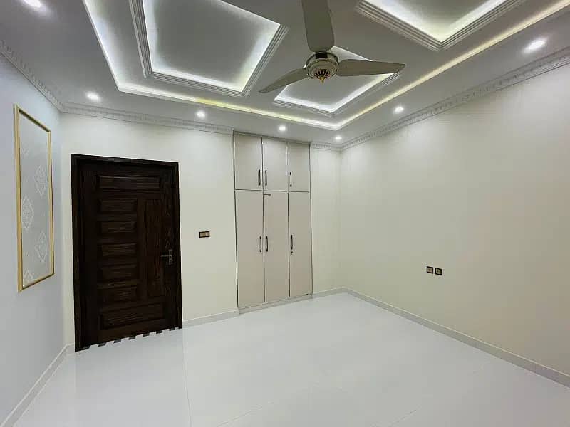 10 Marla Lower Portion For Rent In Hussain Block Bahria Town Lahore 4