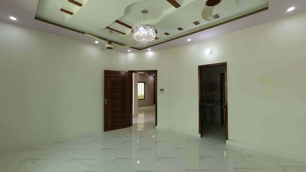 Stunning 10 Marla House In Gulshan Abad Available 2
