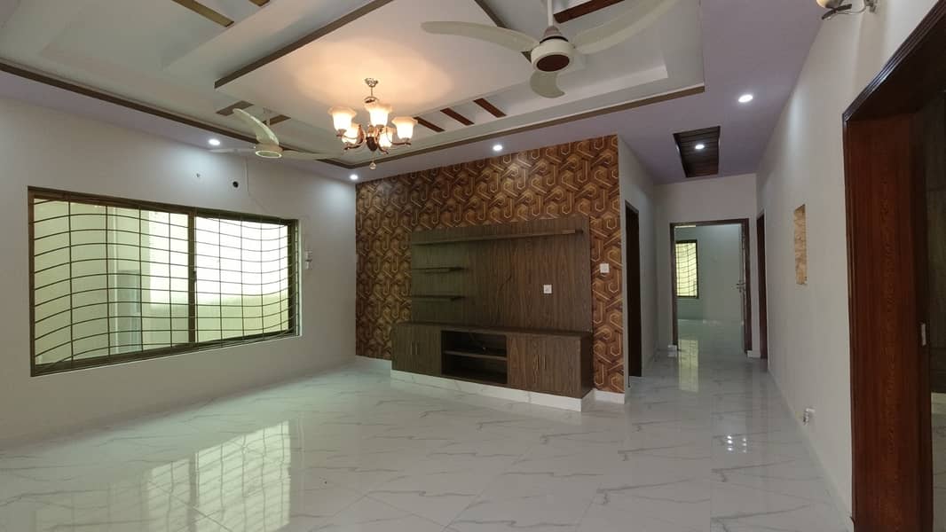 Stunning 10 Marla House In Gulshan Abad Available 4