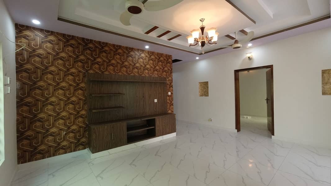 Stunning 10 Marla House In Gulshan Abad Available 5