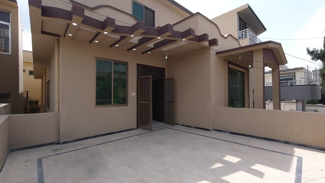 Stunning 10 Marla House In Gulshan Abad Available 10