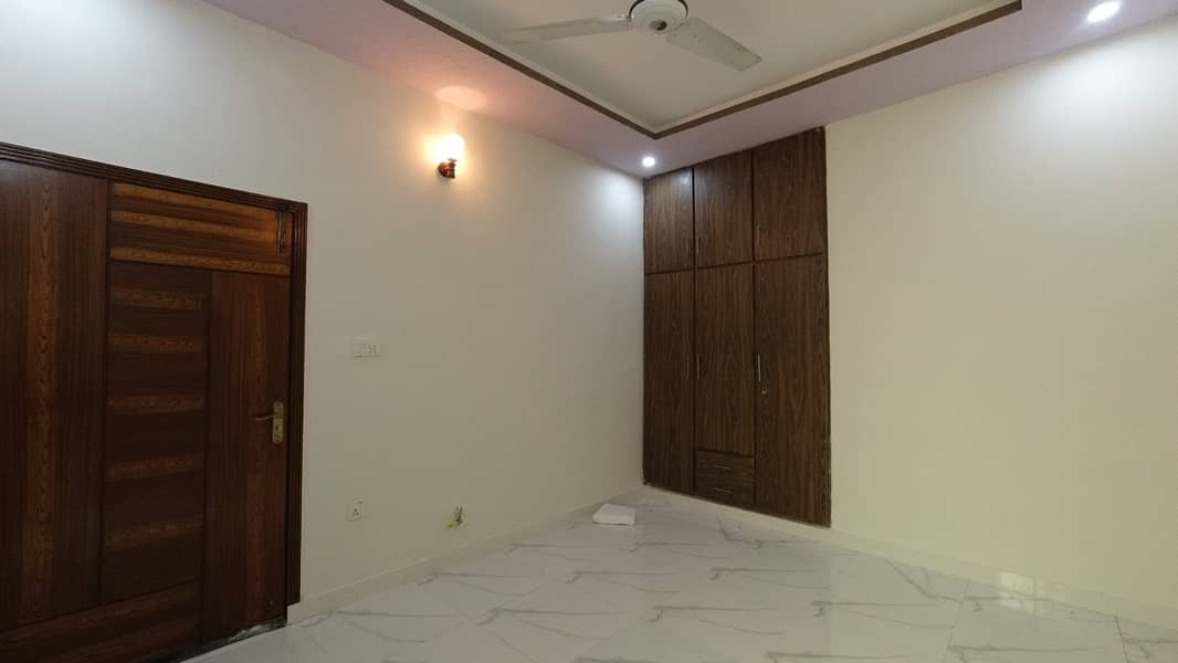 Stunning 10 Marla House In Gulshan Abad Available 12