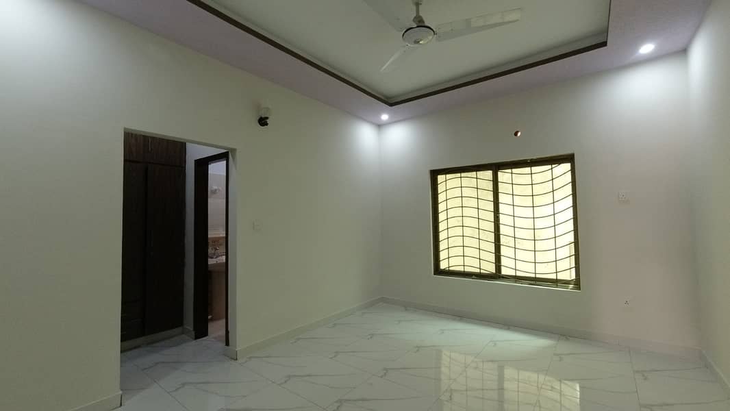 Stunning 10 Marla House In Gulshan Abad Available 15
