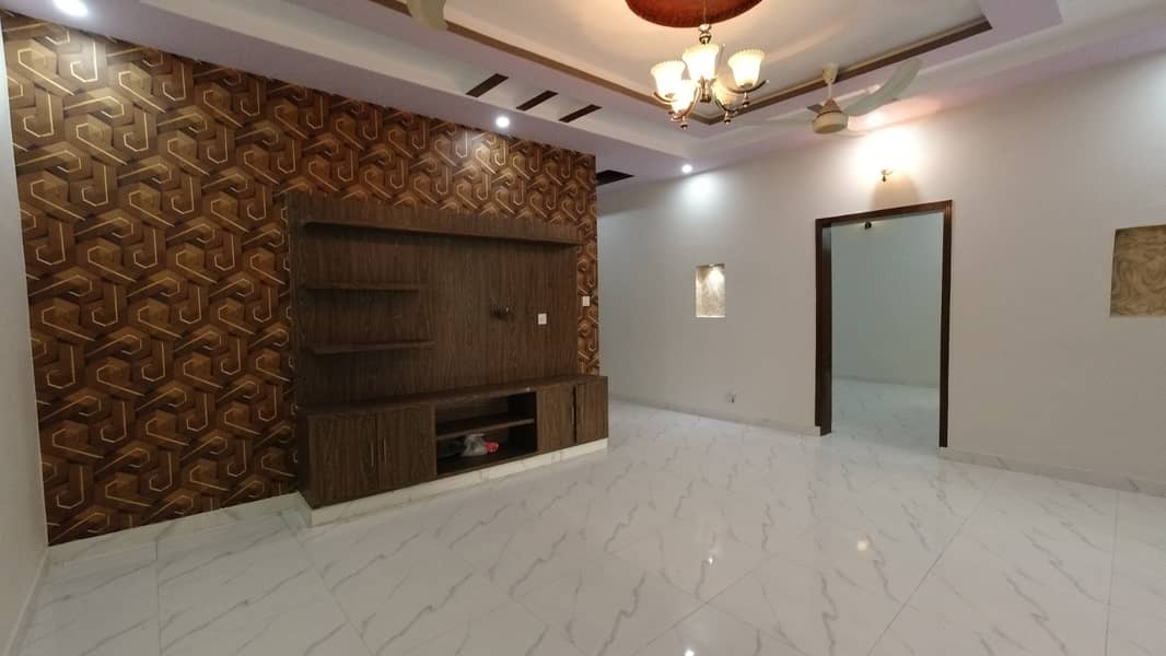 Stunning 10 Marla House In Gulshan Abad Available 17