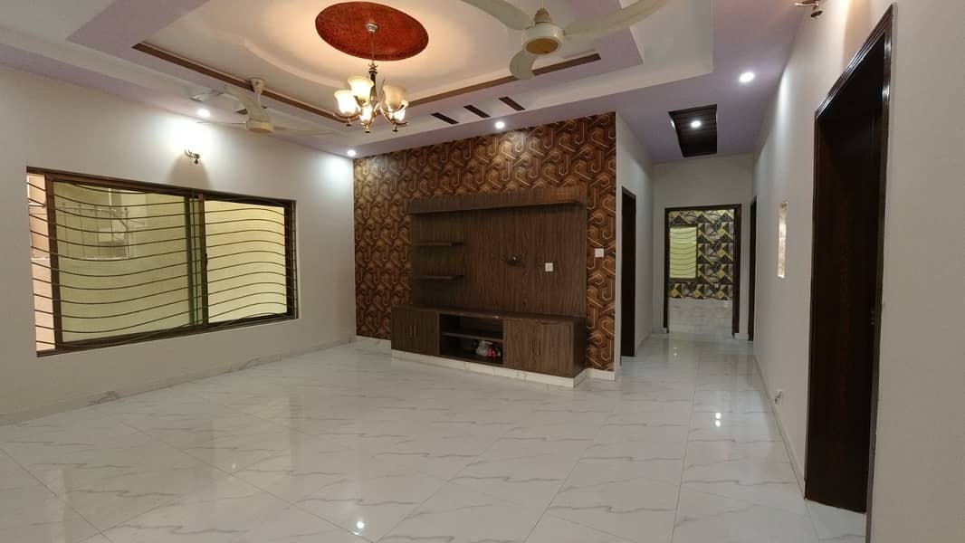 Stunning 10 Marla House In Gulshan Abad Available 18