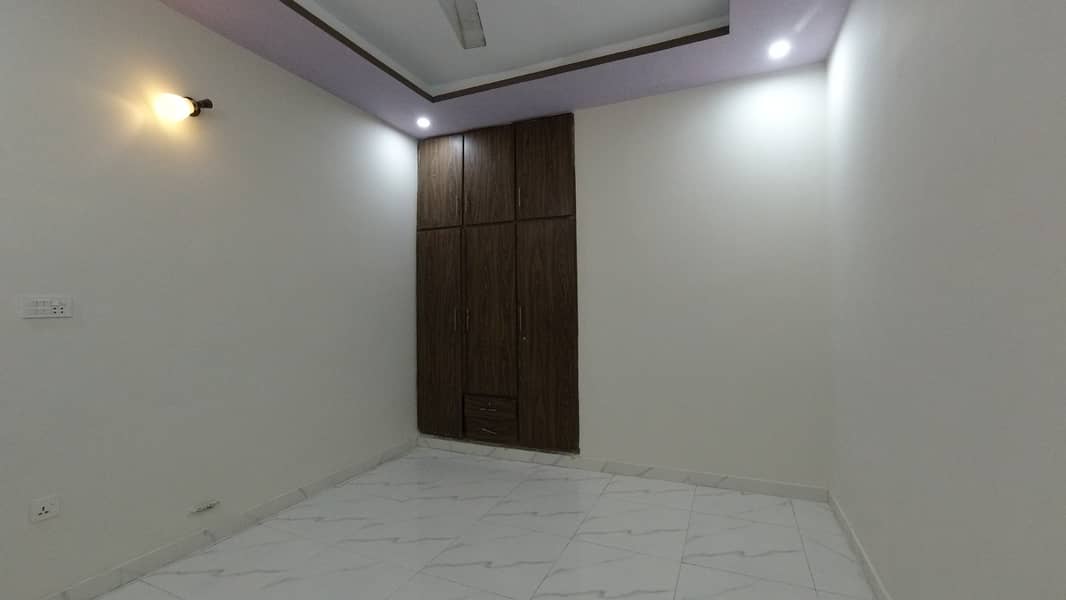 Stunning 10 Marla House In Gulshan Abad Available 23