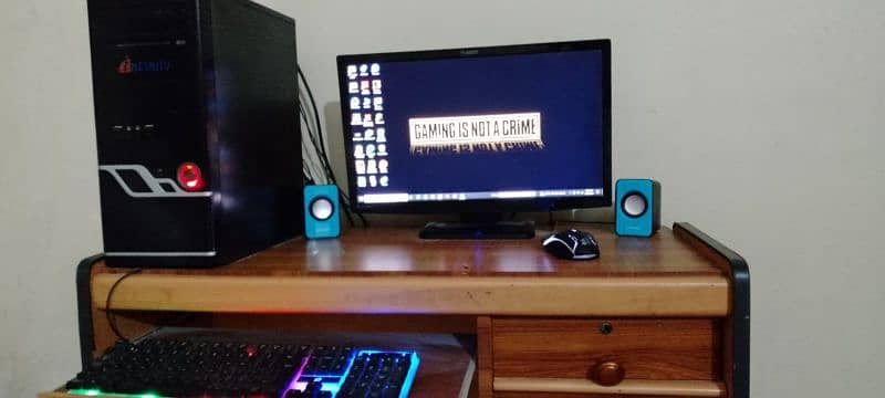 gaming PC and screen monitor 0