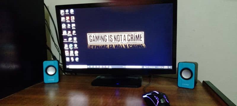 gaming PC and screen monitor 1