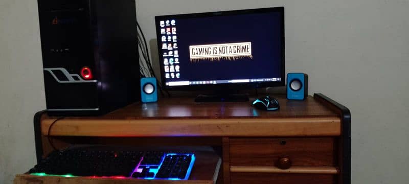 gaming PC and screen monitor 3