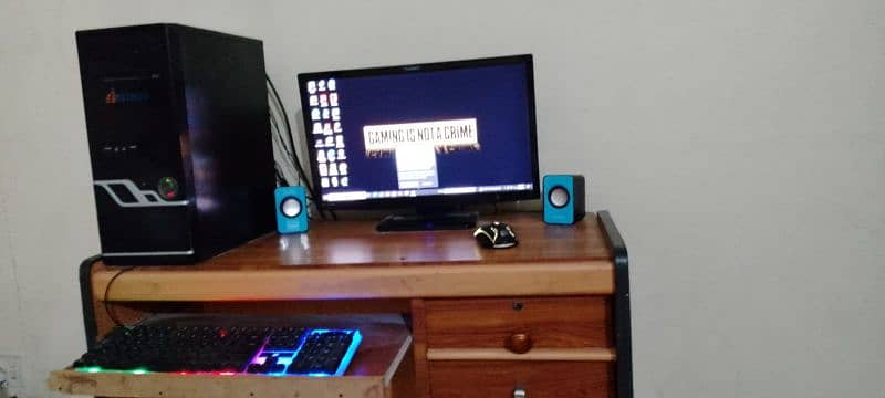 gaming PC and screen monitor 4