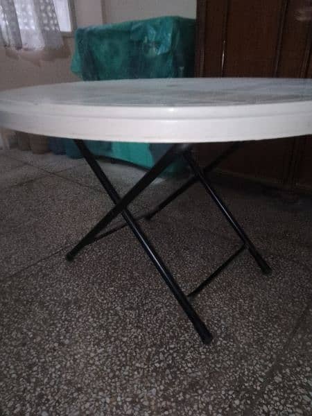 round plastic table white 2