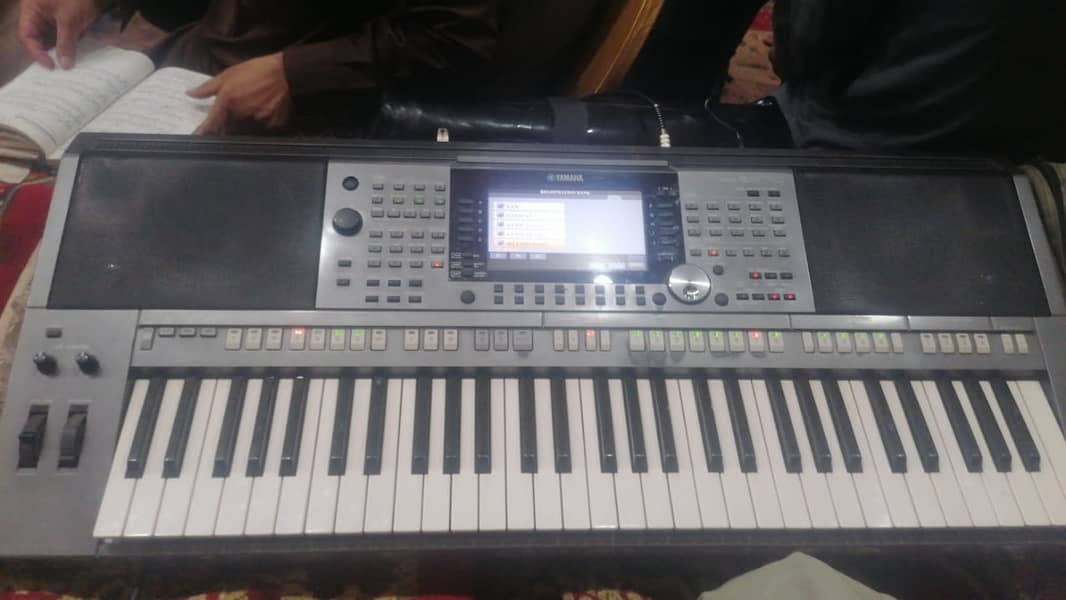 YAMAHA PSR S970 IN FULL WORKING AND CLEAN CONDITION 0