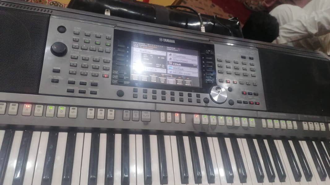 YAMAHA PSR S970 IN FULL WORKING AND CLEAN CONDITION 1